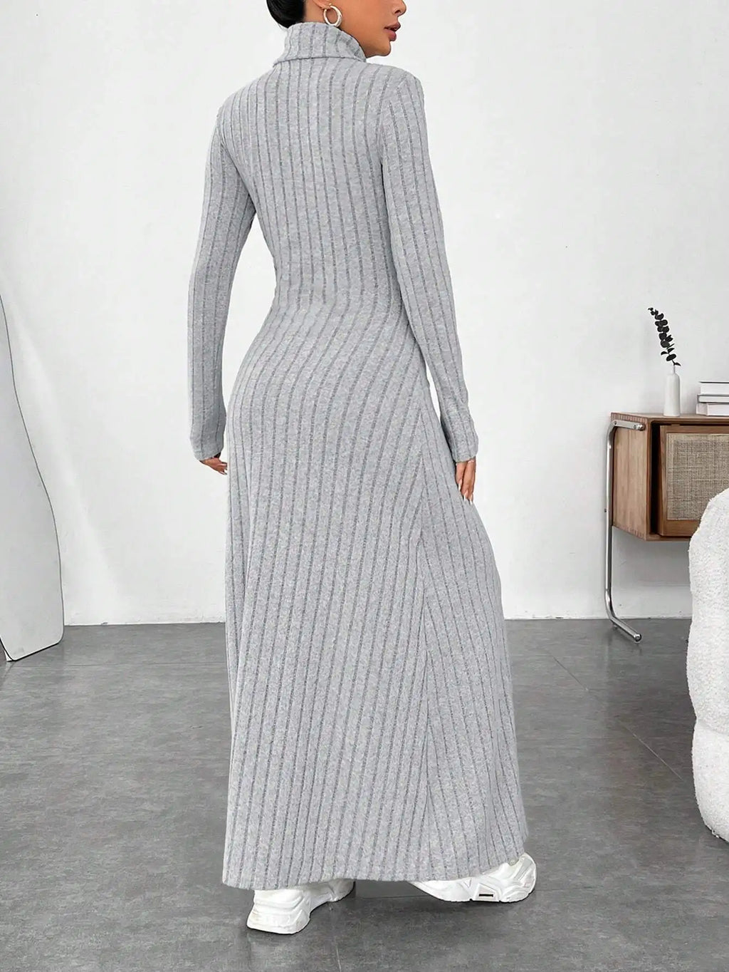 Robe Pull Col Roulé Slim Élégante — Automne/Hiver 2025