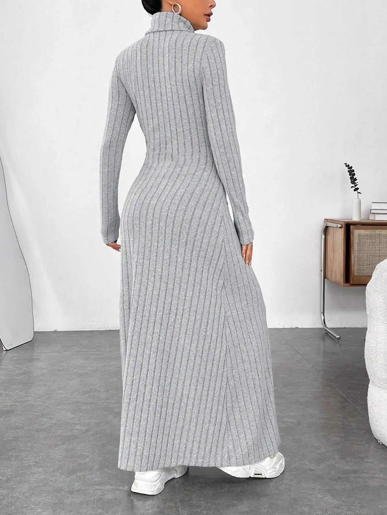 Robe Pull Col Roulé Slim Élégante — Automne/Hiver 2025
