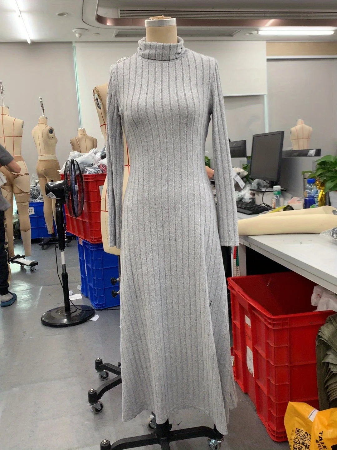 Robe Pull Col Roulé Slim Élégante — Automne/Hiver 2025