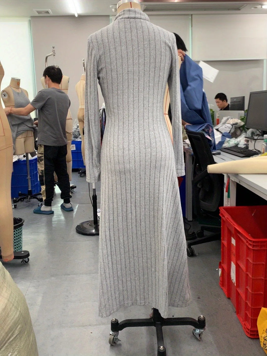 Robe Pull Col Roulé Slim Élégante — Automne/Hiver 2025