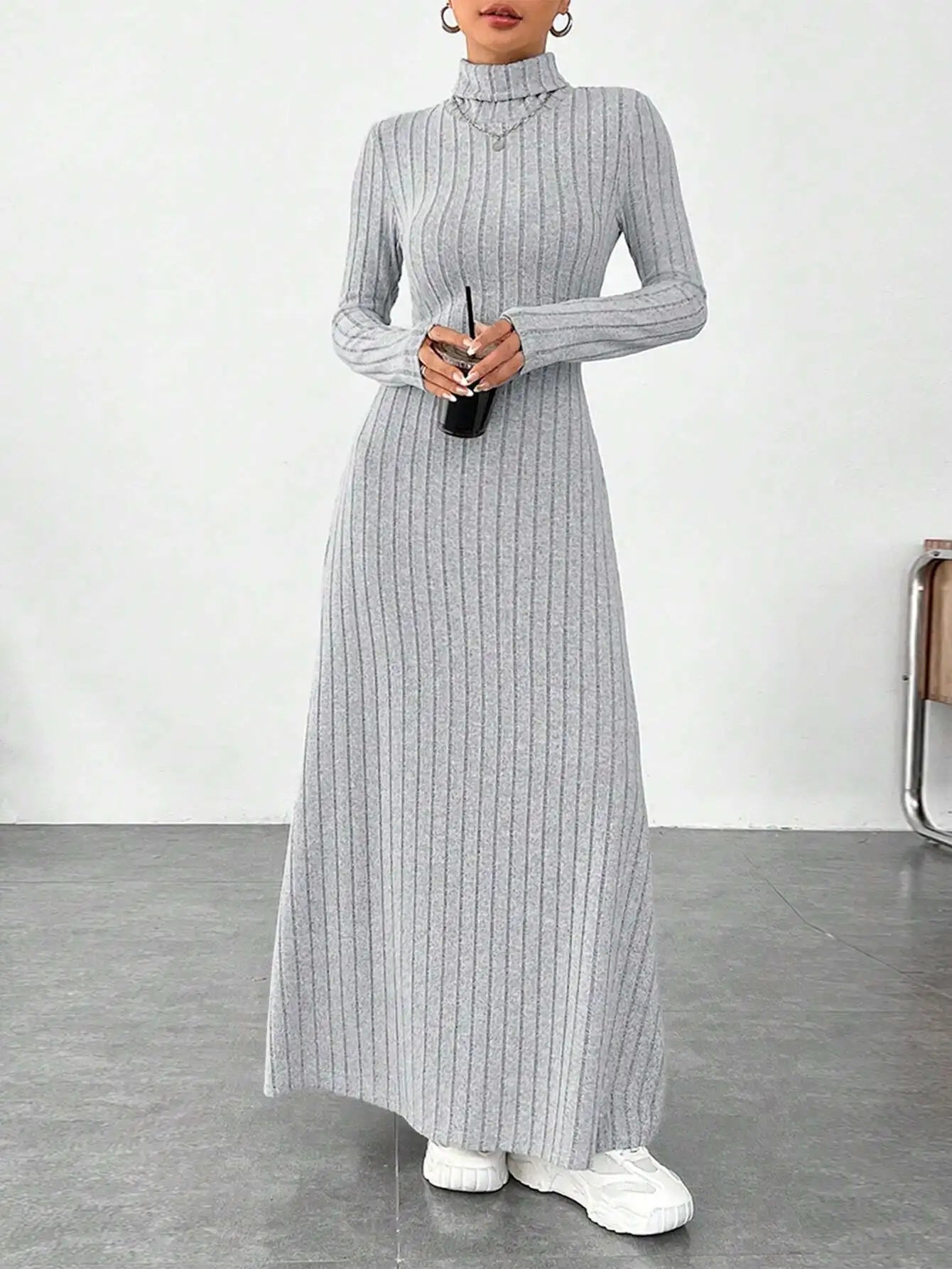 Robe Pull Col Roulé Slim Élégante — Automne/Hiver 2025